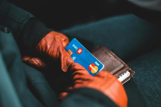 Person holding a credit card